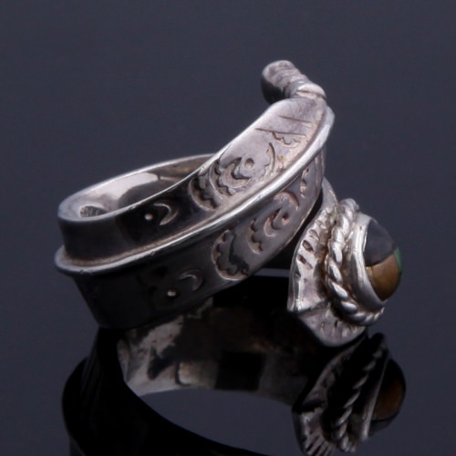ROLLED FEATHER W/ STONES RING