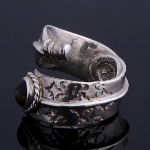 ROLLED FEATHER W/ STONES RING